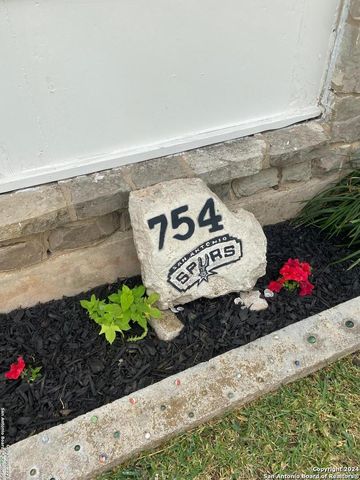 754 Clearview Dr, San Antonio, TX 78228