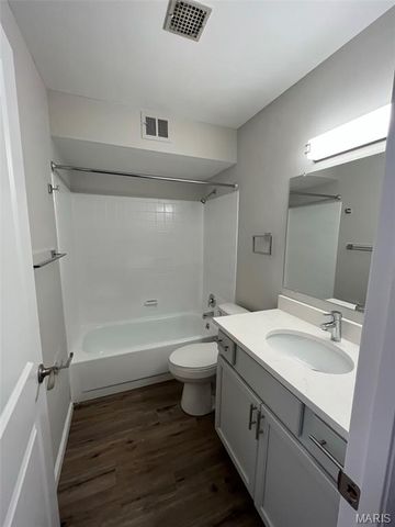 506 Broadmoor Drive, Chesterfield, MO 63017