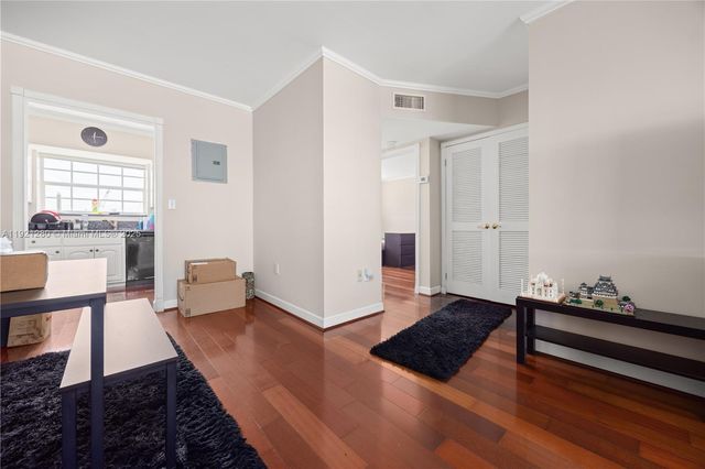 462 Golden Isles Dr 305, Hallandale Beach, FL 33009