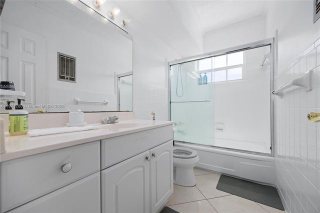 462 Golden Isles Dr 305, Hallandale Beach, FL 33009