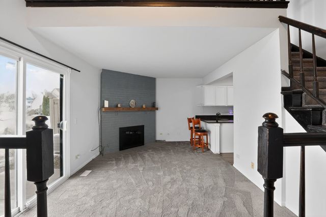 1336 QUEENSGREEN Circle 1336, Naperville, IL 60563