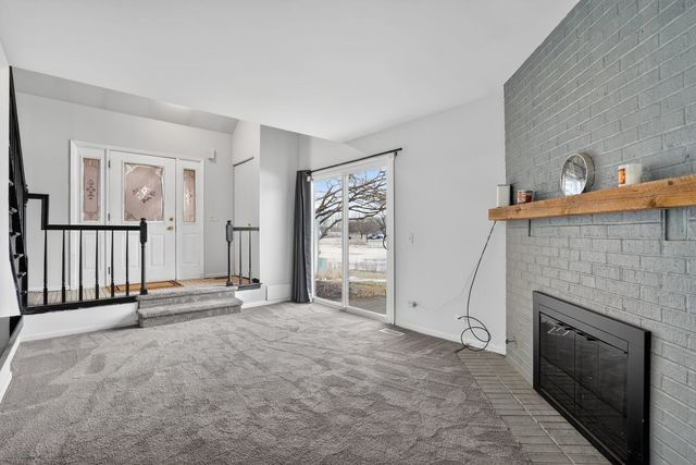 1336 QUEENSGREEN Circle 1336, Naperville, IL 60563