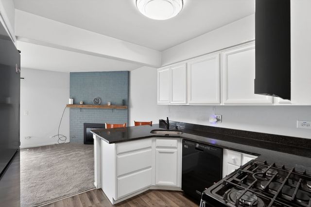 1336 QUEENSGREEN Circle 1336, Naperville, IL 60563