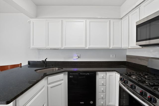 1336 QUEENSGREEN Circle 1336, Naperville, IL 60563