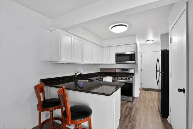 1336 QUEENSGREEN Circle 1336, Naperville, IL 60563