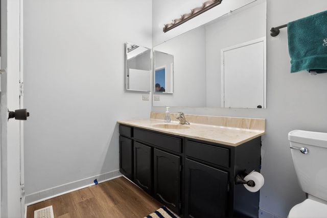 1336 QUEENSGREEN Circle 1336, Naperville, IL 60563