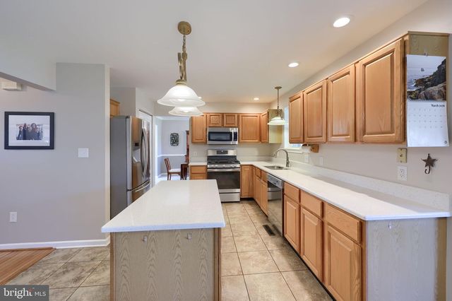 2021 ASLAN DR, York, PA 17404