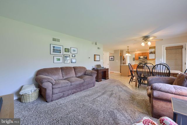 2021 ASLAN DR, York, PA 17404