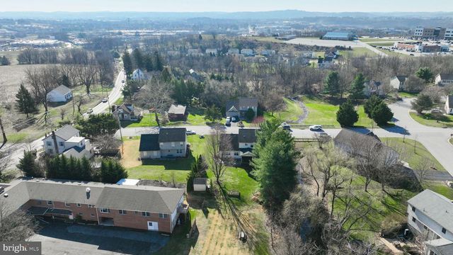 2021 ASLAN DR, York, PA 17404