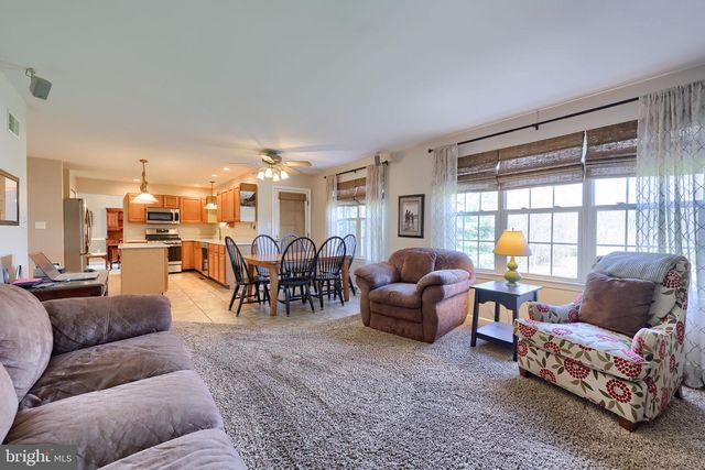 2021 ASLAN DR, York, PA 17404