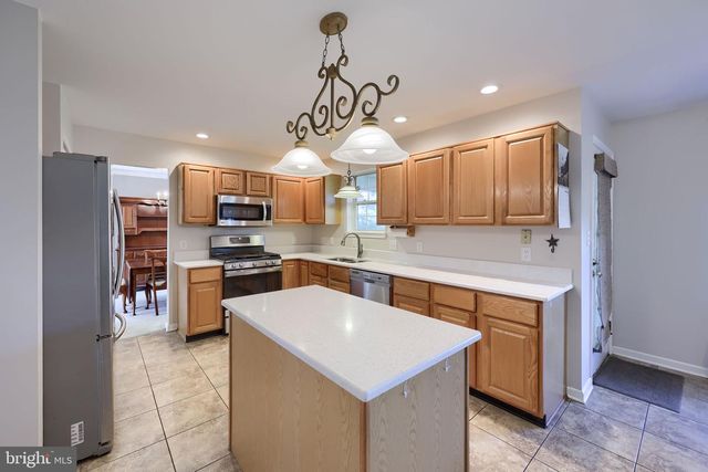 2021 ASLAN DR, York, PA 17404