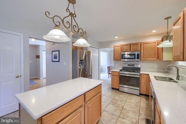 2021 ASLAN DR, York, PA 17404