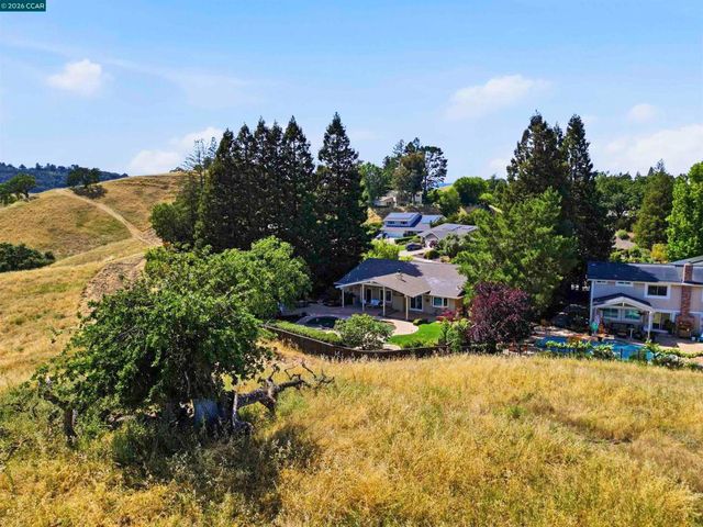 2652 Bridle Ln, Walnut Creek, CA 94596