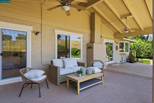 2652 Bridle Ln, Walnut Creek, CA 94596