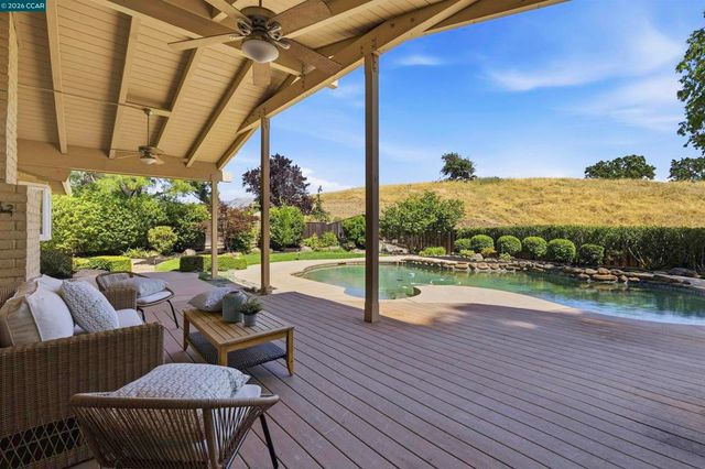 2652 Bridle Ln, Walnut Creek, CA 94596