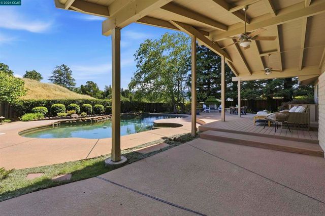 2652 Bridle Ln, Walnut Creek, CA 94596