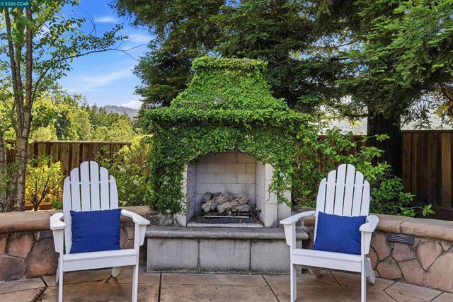 2652 Bridle Ln, Walnut Creek, CA 94596