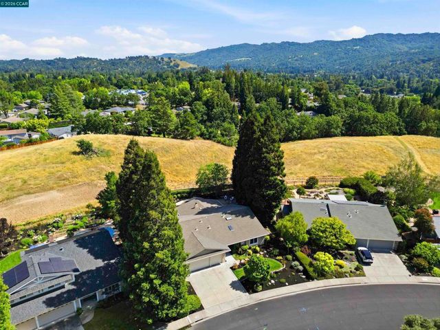 2652 Bridle Ln, Walnut Creek, CA 94596
