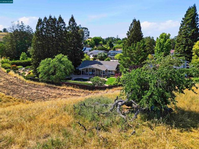 2652 Bridle Ln, Walnut Creek, CA 94596