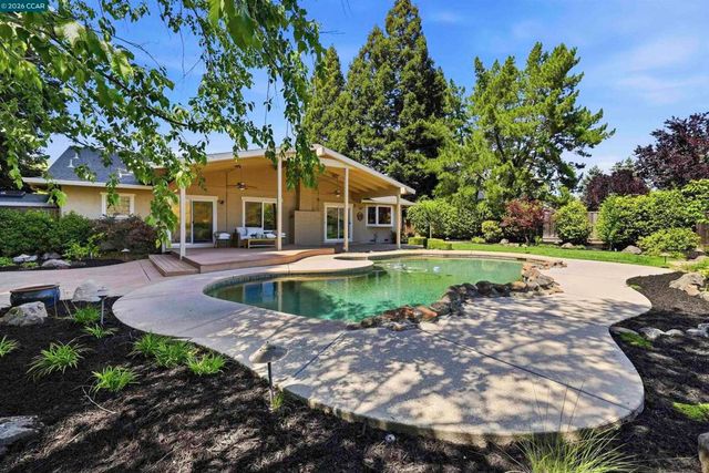 2652 Bridle Ln, Walnut Creek, CA 94596
