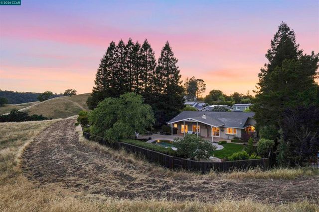 2652 Bridle Ln, Walnut Creek, CA 94596