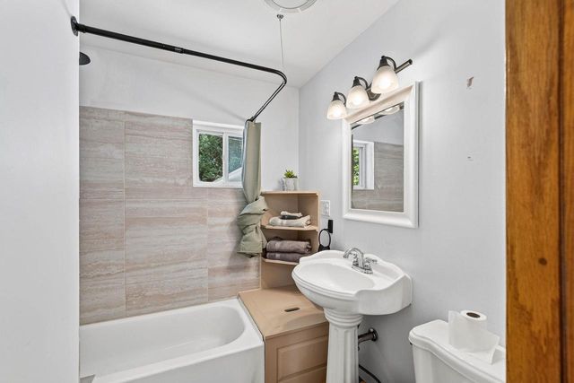 608 W Capitol Drive, Hartland, WI 53029