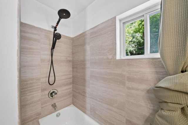 608 W Capitol Drive, Hartland, WI 53029