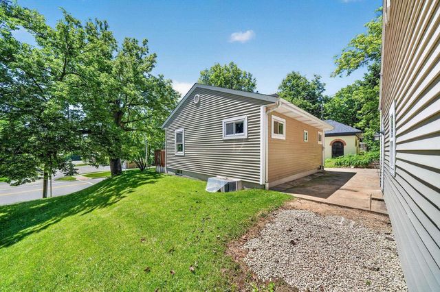 608 W Capitol Drive, Hartland, WI 53029