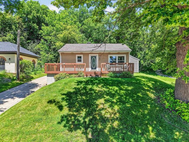 608 W Capitol Drive, Hartland, WI 53029