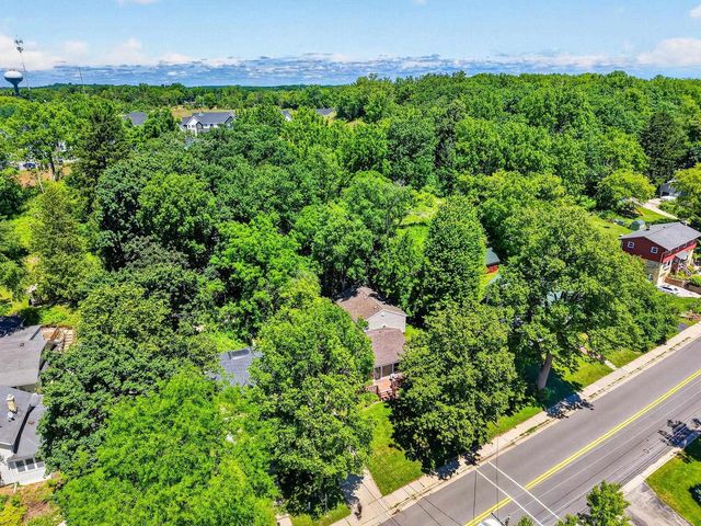 608 W Capitol Drive, Hartland, WI 53029