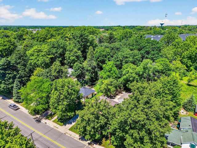 608 W Capitol Drive, Hartland, WI 53029