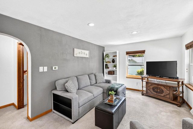 608 W Capitol Drive, Hartland, WI 53029