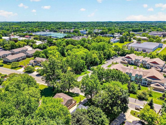 608 W Capitol Drive, Hartland, WI 53029