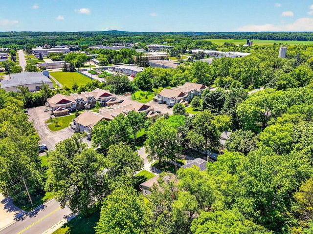 608 W Capitol Drive, Hartland, WI 53029