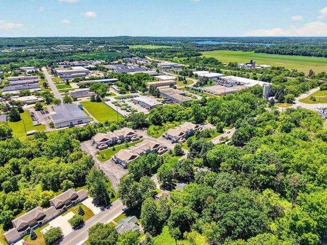 608 W Capitol Drive, Hartland, WI 53029
