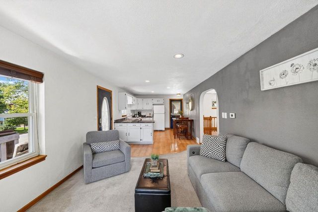 608 W Capitol Drive, Hartland, WI 53029