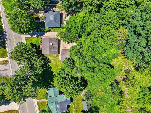 608 W Capitol Drive, Hartland, WI 53029