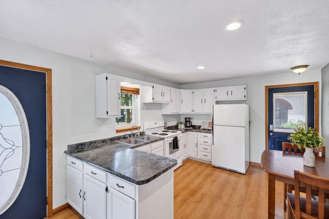 608 W Capitol Drive, Hartland, WI 53029