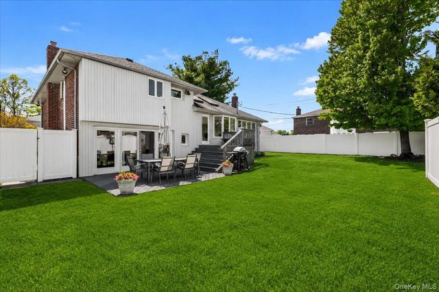 24 Mesa Road, Syosset, NY 11791