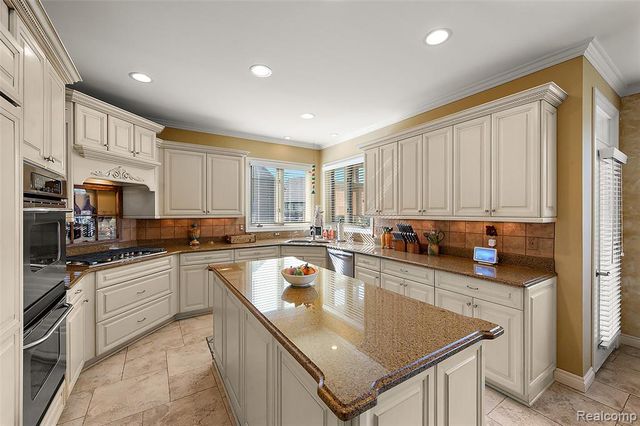 54232 Carrington Drive, Shelby Twp, MI 48316