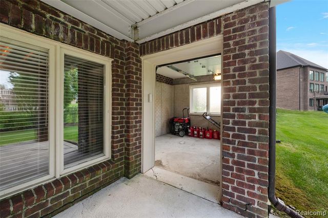 54232 Carrington Drive, Shelby Twp, MI 48316