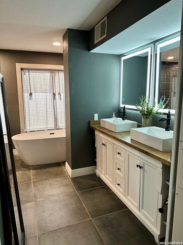 201 COUNTRY WOOD DR, San Antonio, TX 78216