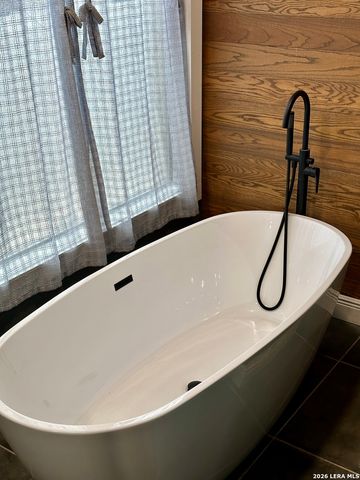 201 COUNTRY WOOD DR, San Antonio, TX 78216