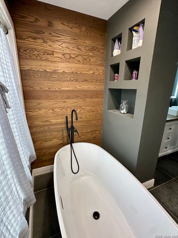 201 COUNTRY WOOD DR, San Antonio, TX 78216