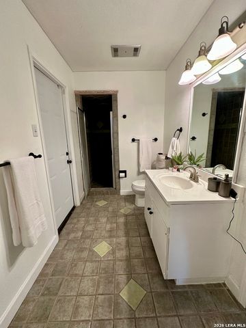 201 COUNTRY WOOD DR, San Antonio, TX 78216