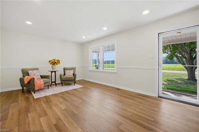 8157 Glass RD, Hayes, VA 23072