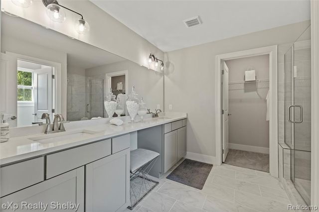 52041 Wellington Valley Drive, Macomb, MI 48042