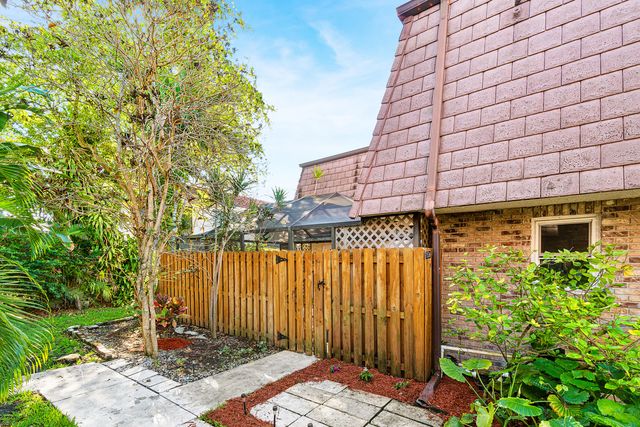 7536 E Courtyard Run E, Boca Raton, FL 33433