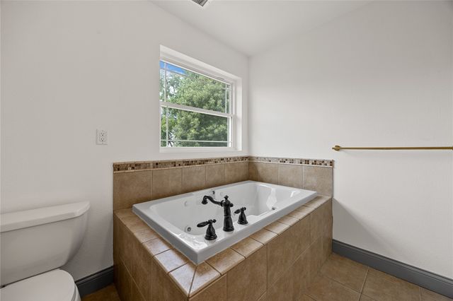 2100 Pike Court, Marion, IA 52302