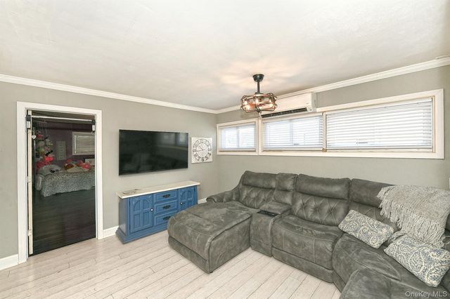 14 Thimble Lane, Hicksville, NY 11801